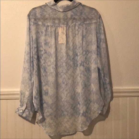 NWT Vince Camuto L sheer light blue/white blouse - Picture 8 of 10